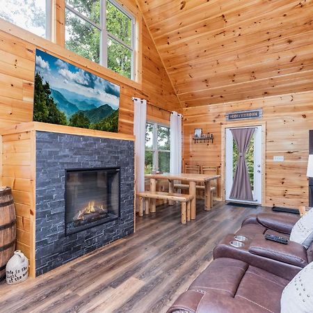 Fully Loaded Cabin In Heart Of Pigeon Forge Bagian luar foto