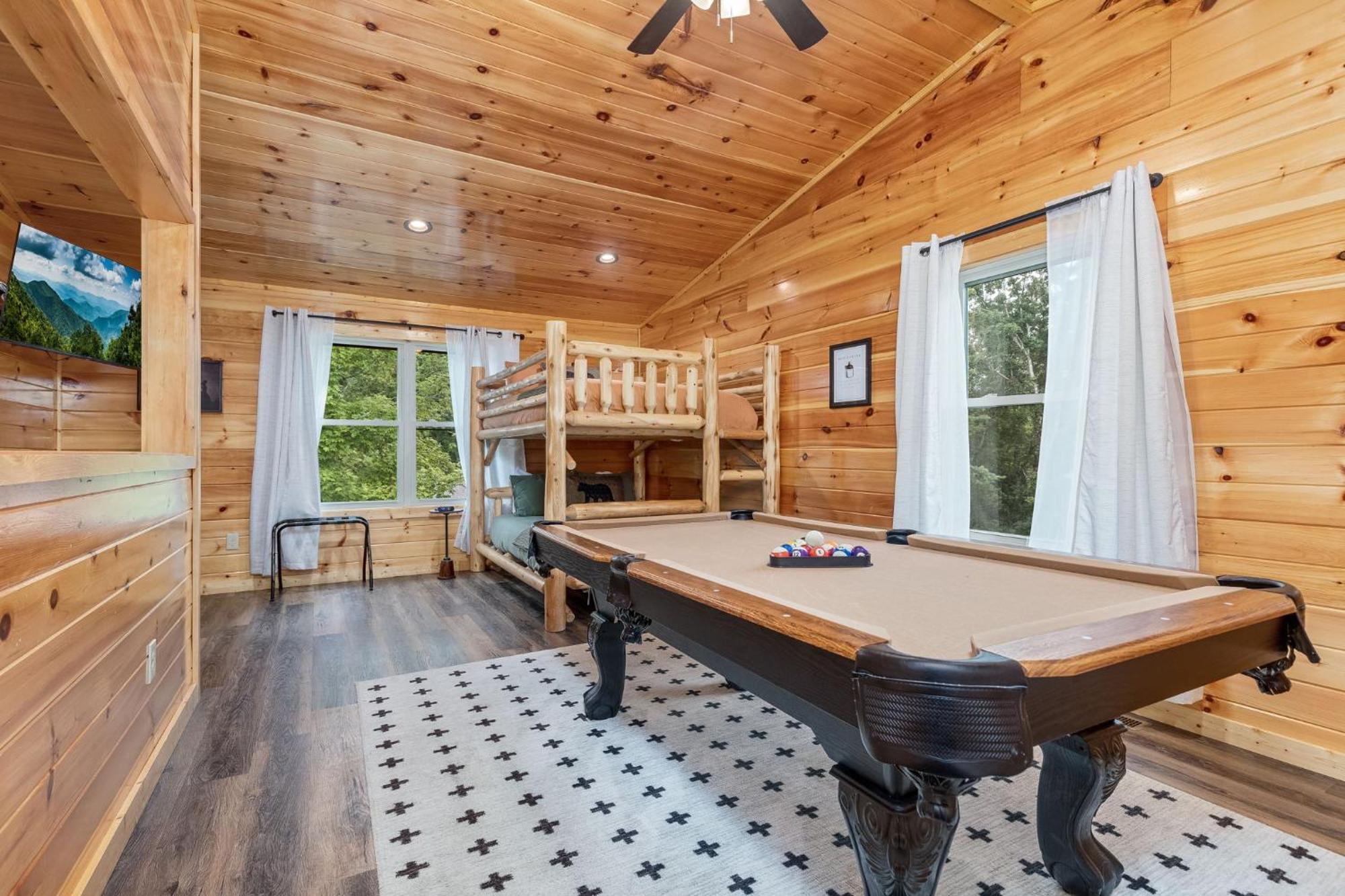 Fully Loaded Cabin In Heart Of Pigeon Forge Bagian luar foto