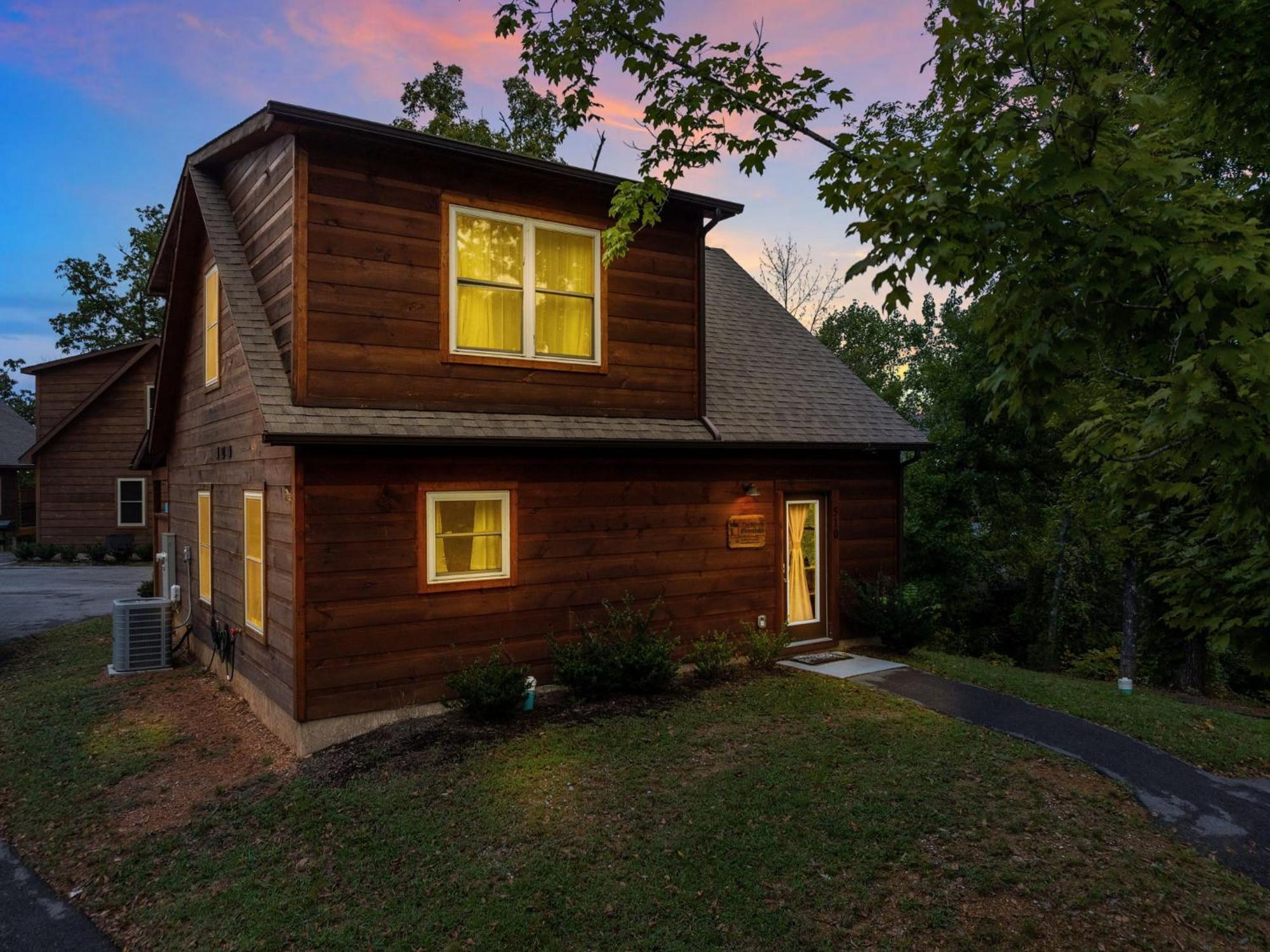 Fully Loaded Cabin In Heart Of Pigeon Forge Bagian luar foto